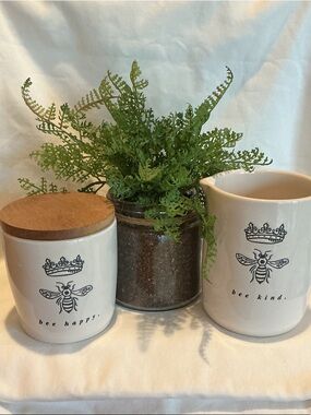 EUC - Rae Dunn Bee Sugar & Creamer Set
